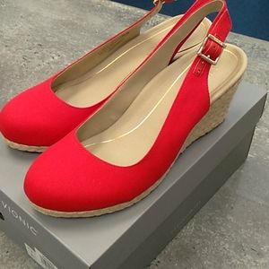 Vionic Coralina cherry red sling backs size 10